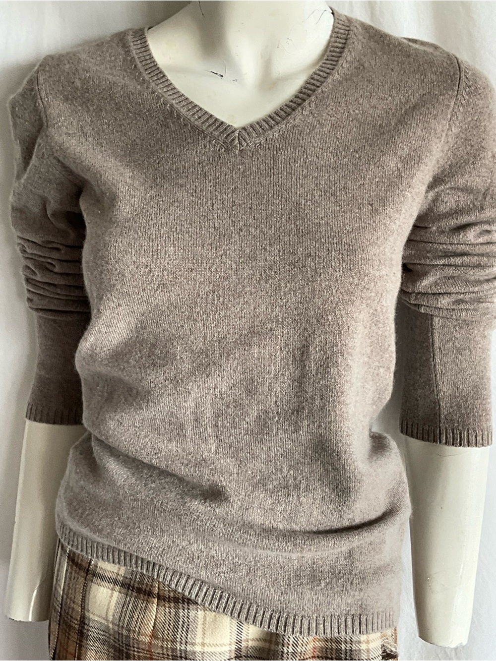 100% Cashmere V Neck Sweater Taupe Oatmeal Size 38 Nice Connection